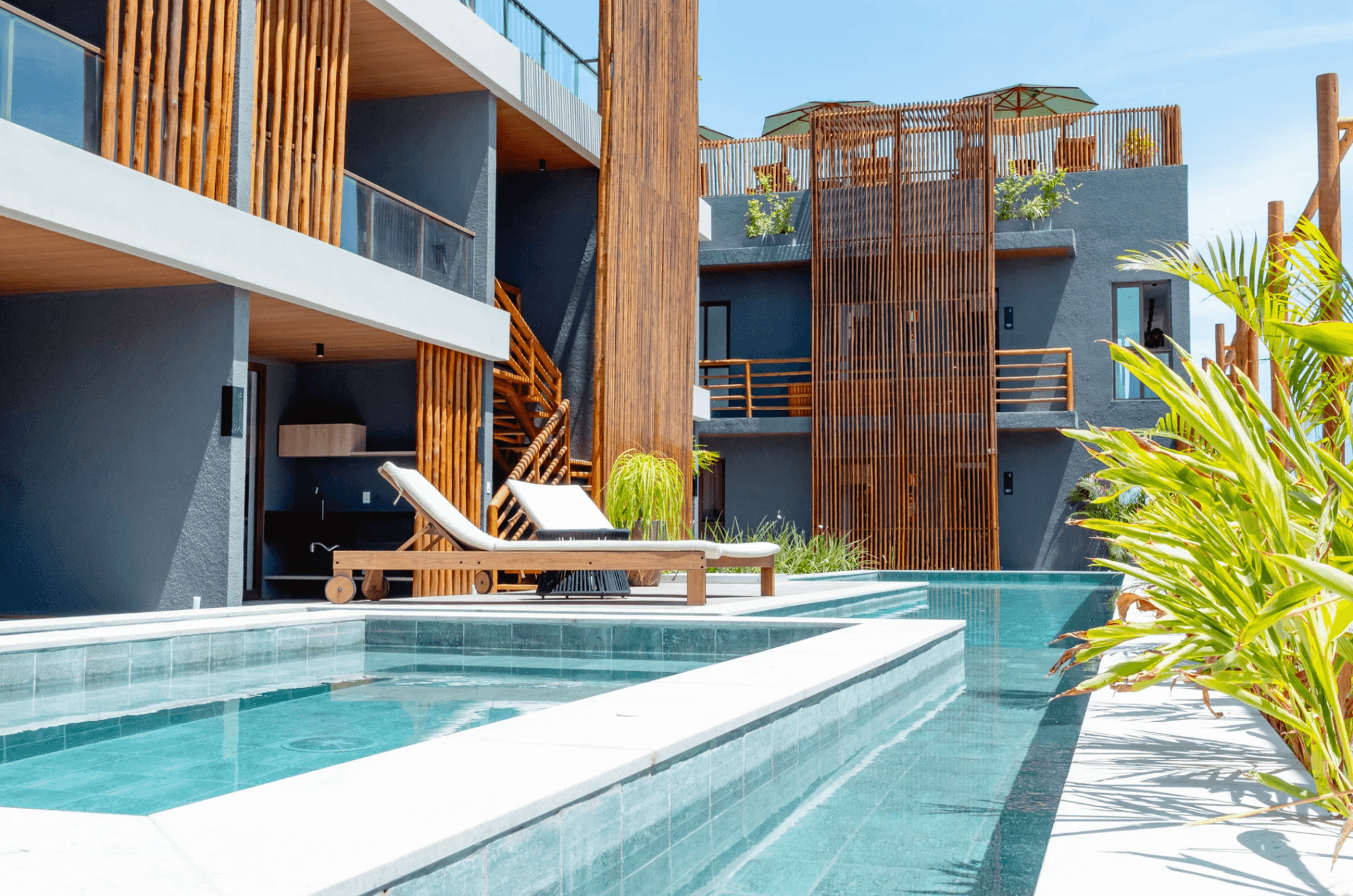 Fachada e piscina